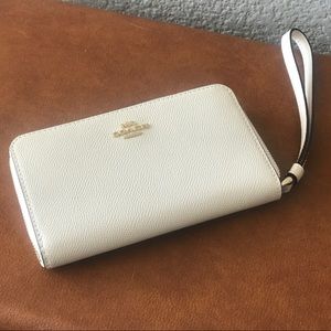 Coach Crossgrain Leather Zip Phone Wallet in Chalk
